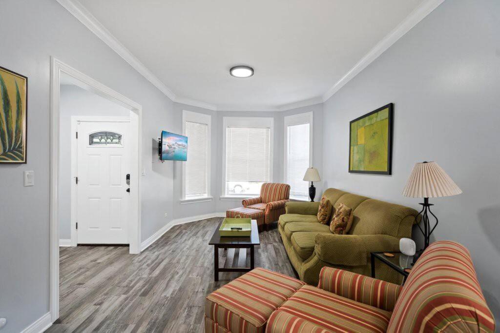 Newly Rehabbed Greystone With 2 Private Apartments, Backyard, Garage, Laundry, Close To Expressway Appartement