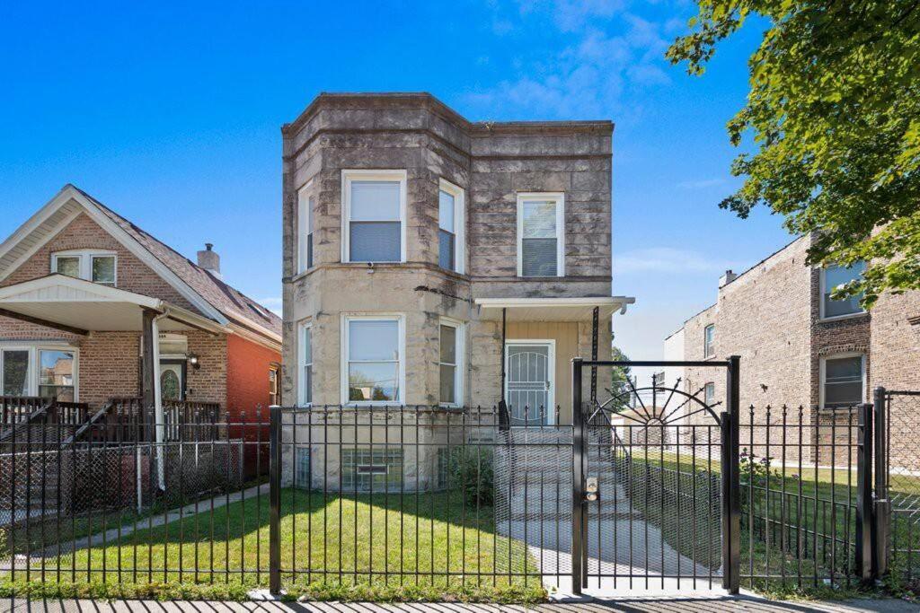 Apartment Newly Rehabbed Greystone With 2 Private Apartments, Backyard, Garage, Laundry, Close To Expressway Chicago