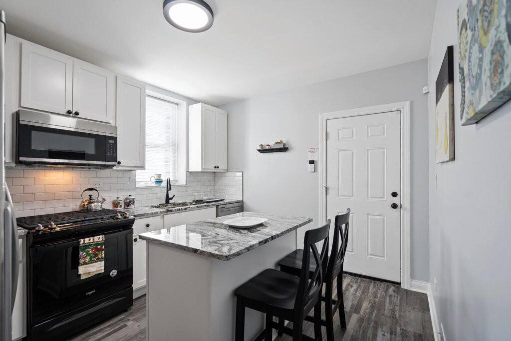 Appartement Newly Rehabbed Greystone With 2 Private Apartments, Backyard, Garage, Laundry, Close To Expressway