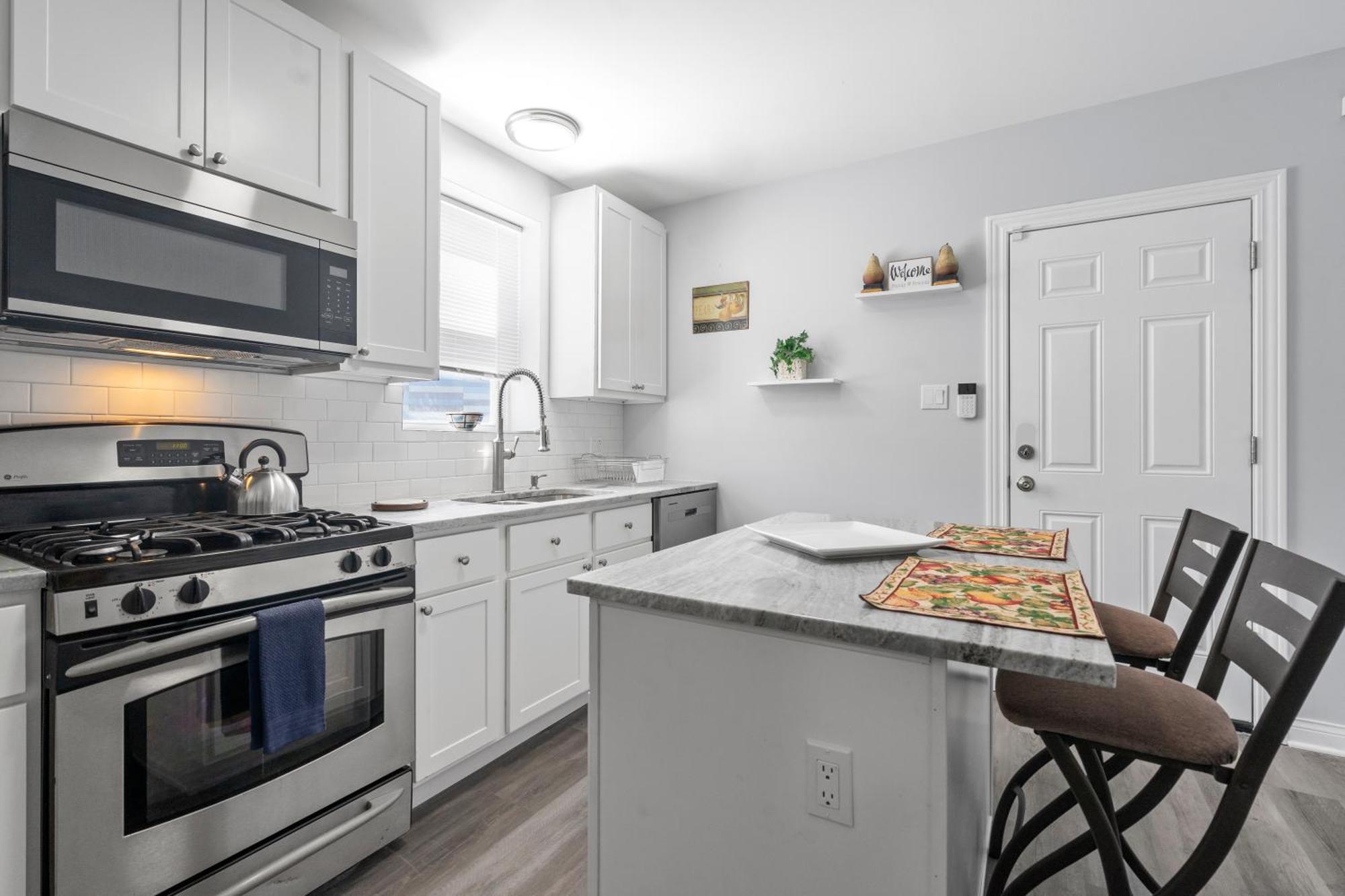 Newly Rehabbed Greystone With 2 Private Apartments, Backyard, Garage, Laundry, Close To Expressway Appartement *