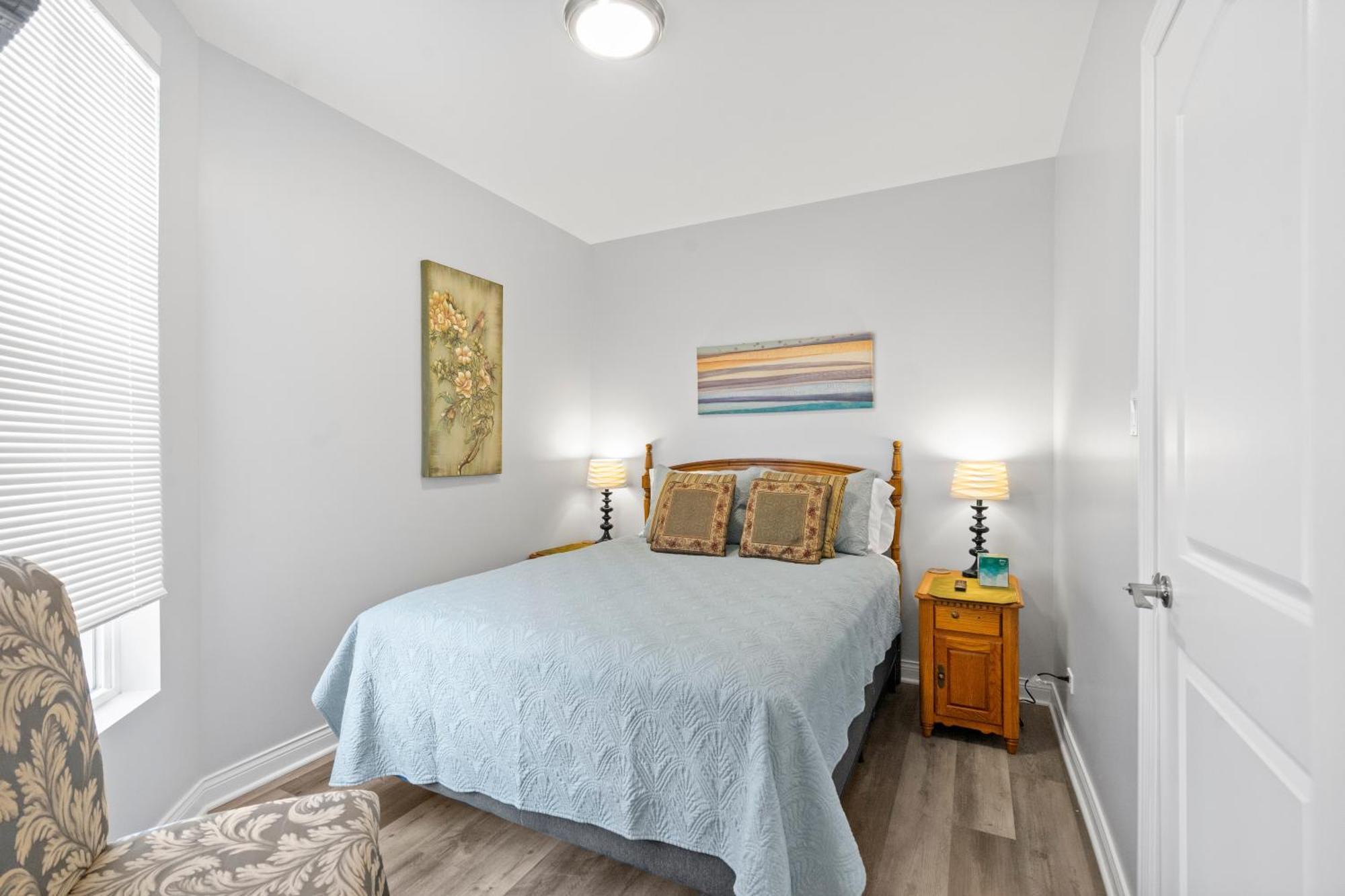 Newly Rehabbed Greystone With 2 Private Apartments, Backyard, Garage, Laundry, Close To Expressway Appartement *