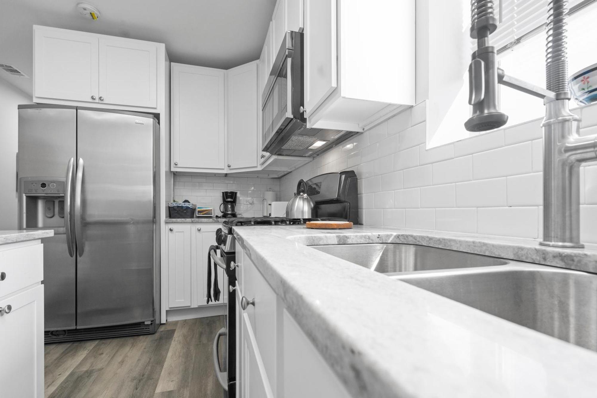 Newly Rehabbed Greystone With 2 Private Apartments, Backyard, Garage, Laundry, Close To Expressway Appartement Chicago