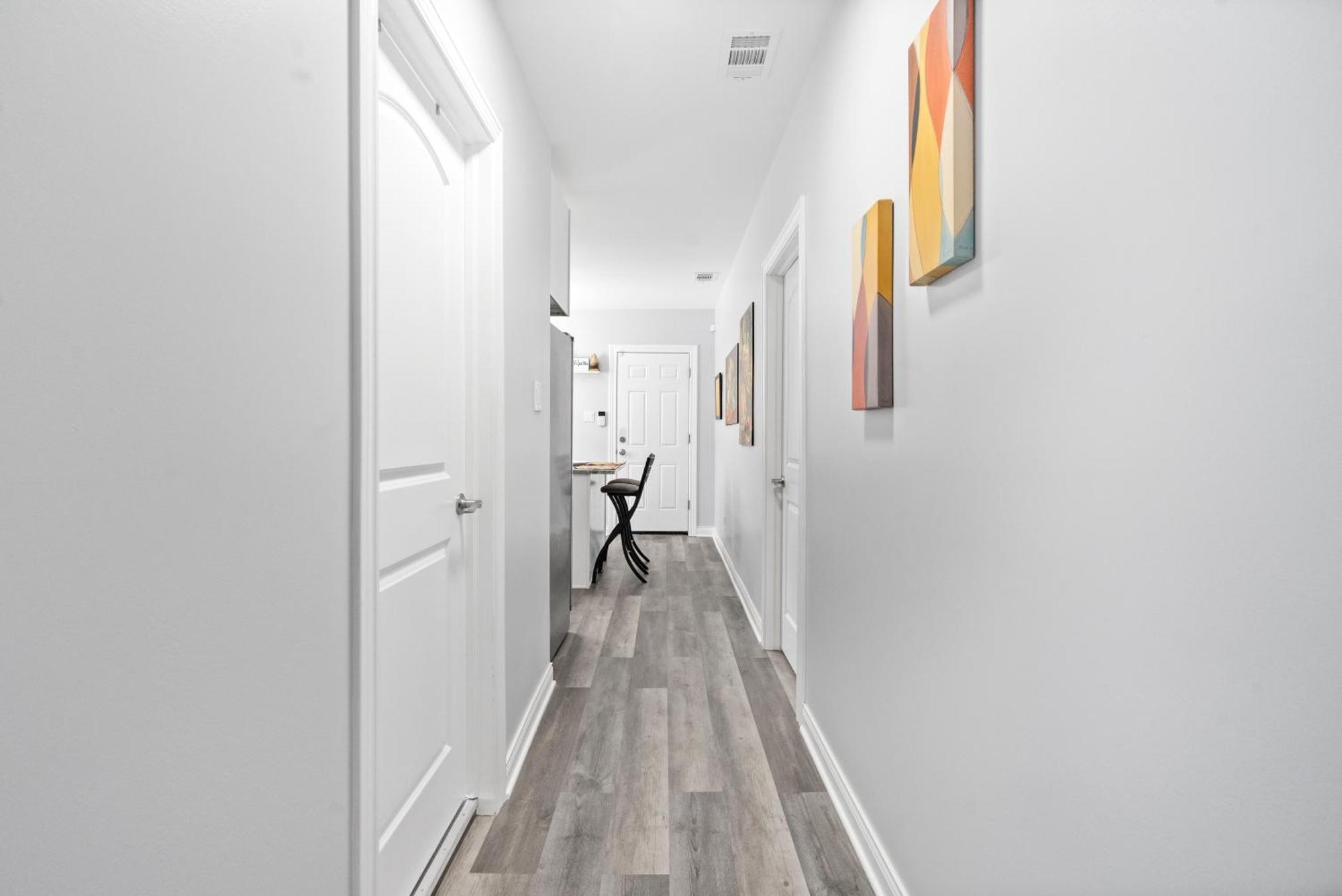 Newly Rehabbed Greystone With 2 Private Apartments, Backyard, Garage, Laundry, Close To Expressway Appartement