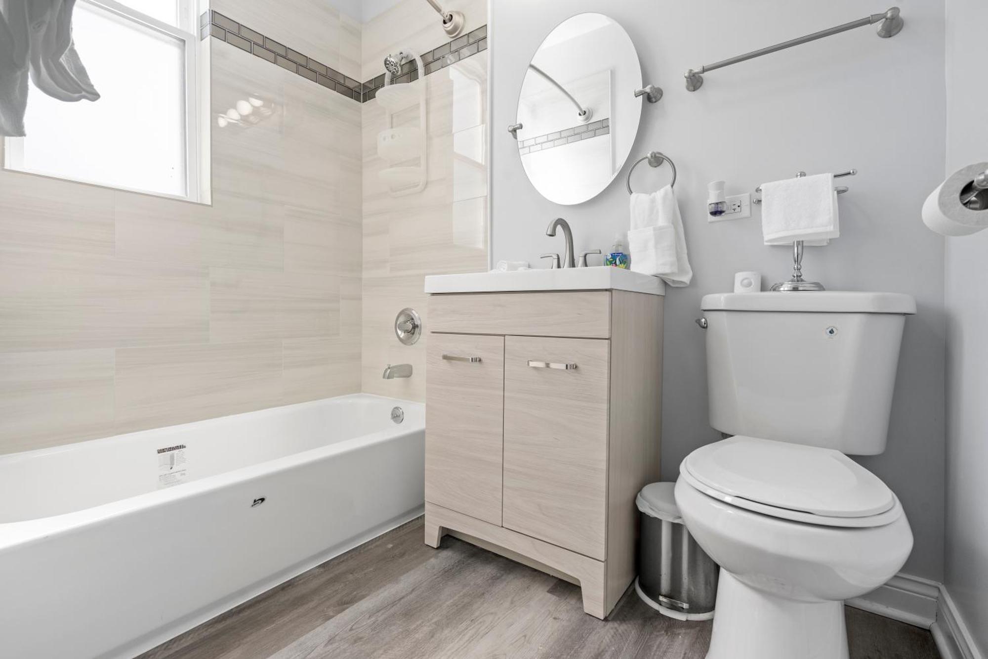 Newly Rehabbed Greystone With 2 Private Apartments, Backyard, Garage, Laundry, Close To Expressway Appartement *